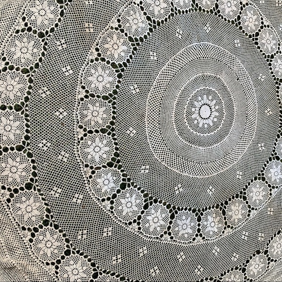 COPY - Crochet tablecloth - Picture 2 of 7